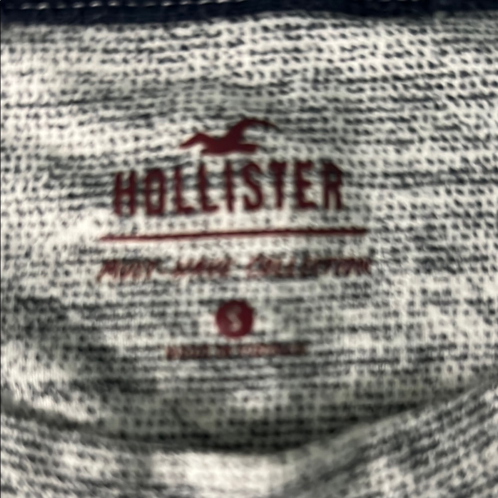 Hollister Gray Short Sleeve Tee Modern Athletic Style - Picture 2 of 4